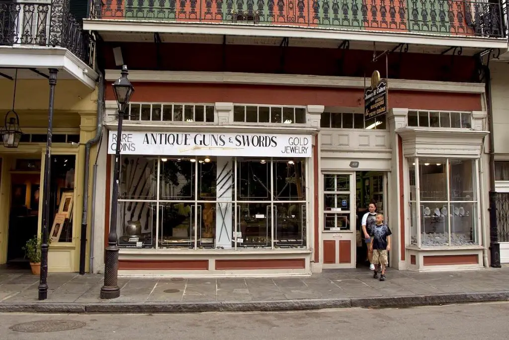 Антикварный магазин в Новом Орлеане, происхождение слова коктейль.