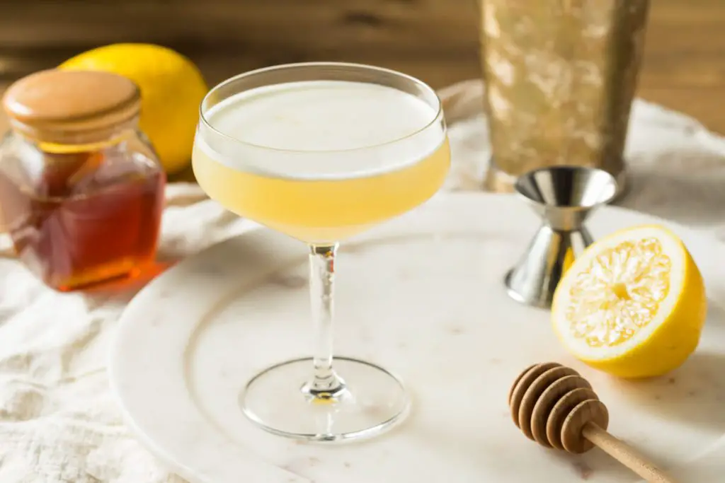 The bees knees cocktail