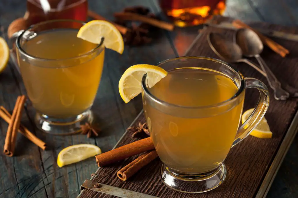 Two hot toddy cocktails with cinnamon sticks